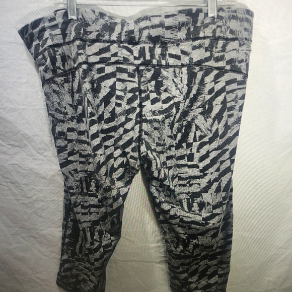 Abstract Patterned Leggings - Picture 2 of 3
